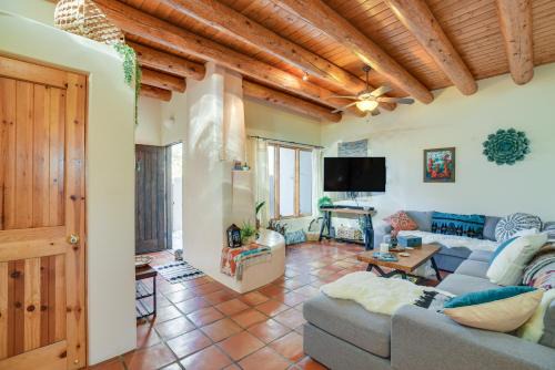 Southside Apartamento | Bright Santa Fe Condo about Half-Mi to Meow Wolf!