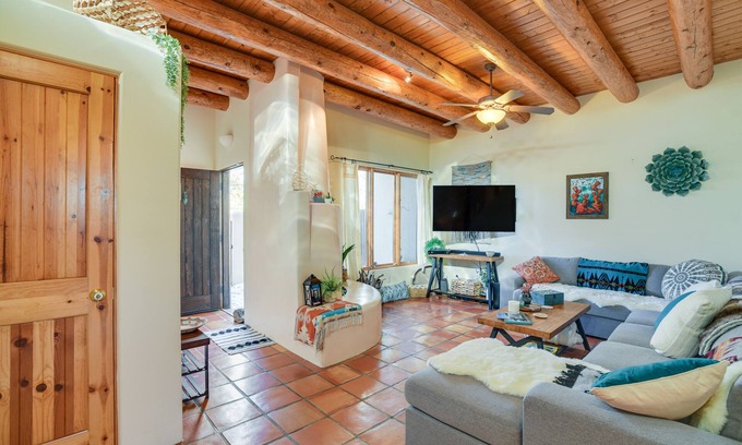 Southside Condominio | Bright Santa Fe Condo ~ Half-Mi to Meow Wolf!
