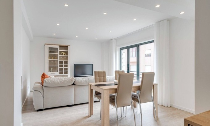 A Ver-o-Mar Apartamento | Bright Seaside Flat by Host Wise