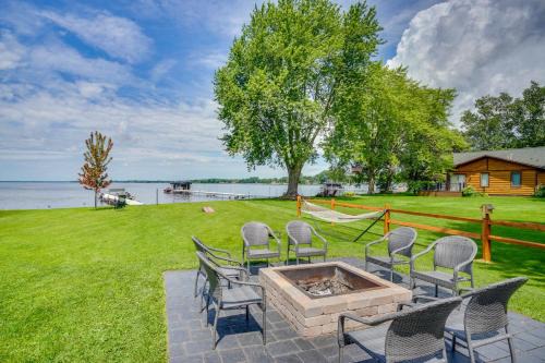 Cecil Casa | Bright Shawano Lake Oasis - Walk to Boat Launch!
