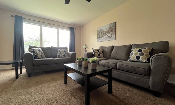 Moose Jaw Apartamento | Bright, spacious 3-bedroom suite close to downtown.
