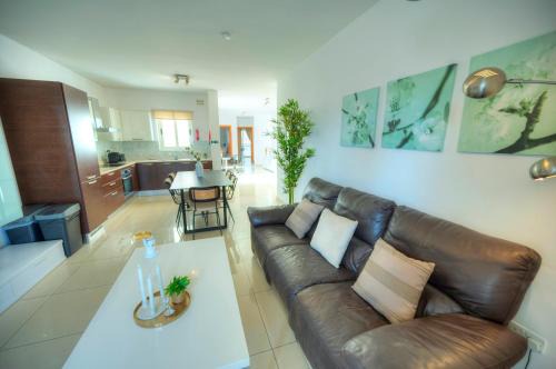 Gzira Apartamento | Bright & spacious 3 bedroom, shared garden JELL1-1