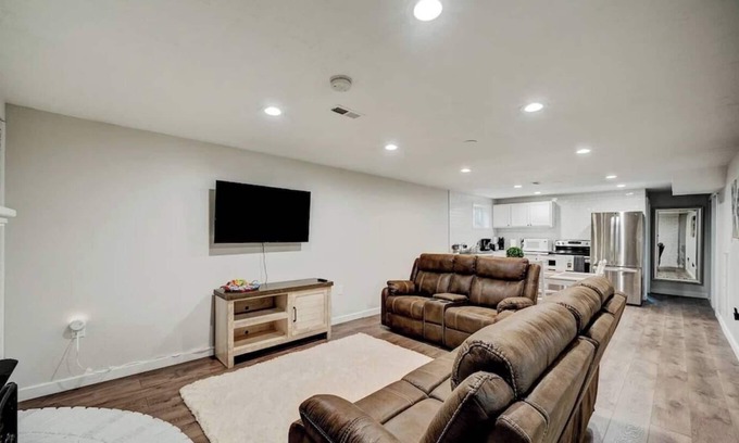 Bonneville Apartamento | Bright & Spacious 3-bedroom Apartment in Orem with WiFi, AC, In-Unit Laundry