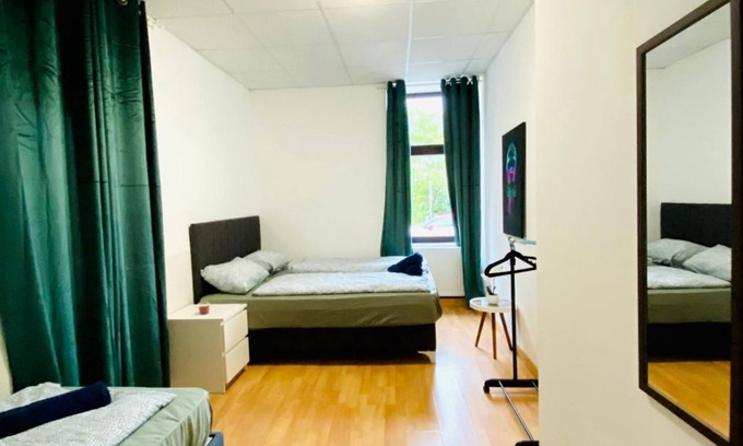 Liesing Apartamento | Bright & Spacious 3-BR Apt with Direct City Access