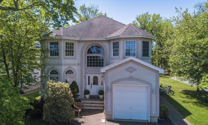 Avon Casa | Bright, Spacious 5-bdrm Bay Head Shore Home - super close to beach, lake & town