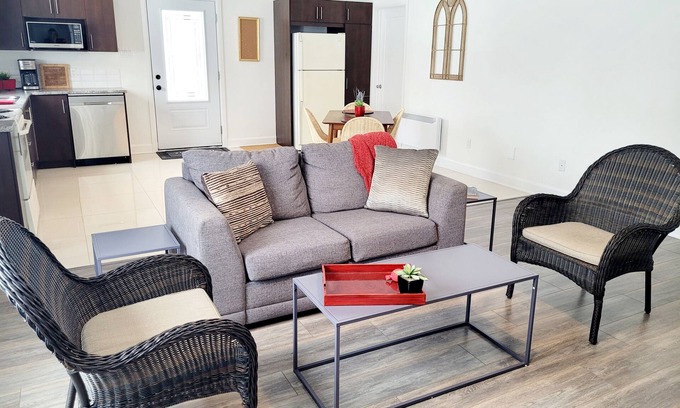 Val-des-Monts Apartamento | Bright, spacious, and private apartment