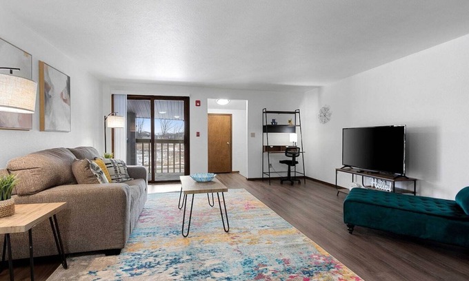 Bellevue Apartamento | Bright + Spacious Apartment with King Bed and Workspace