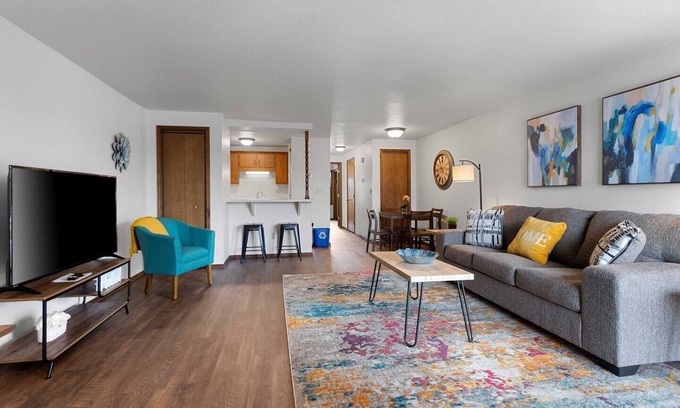 Green Bay Apartamento | Bright + Spacious Apt 12 with King Bed and Workspace