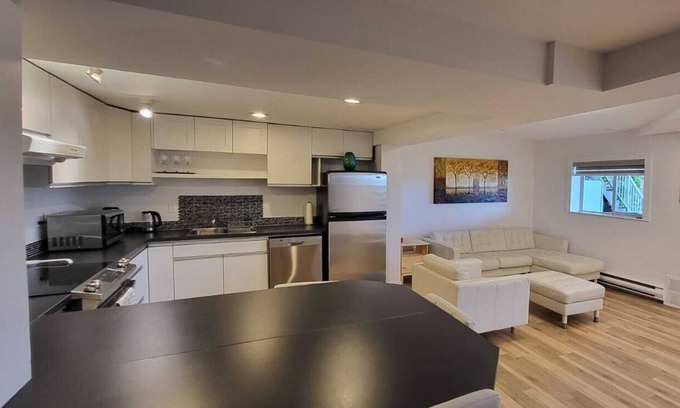 Upper Lonsdale Casa | Bright Spacious 2 Bedroom Guest Suite