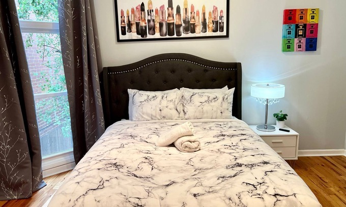 Park West Apartamento | Bright & Spacious Lincoln Park Gem – Sleeps 9!