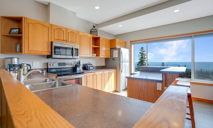 Silver Star Mountain Hotel | Bright & Spacious Townhouse w/ Fireplace - Sleeps 13
