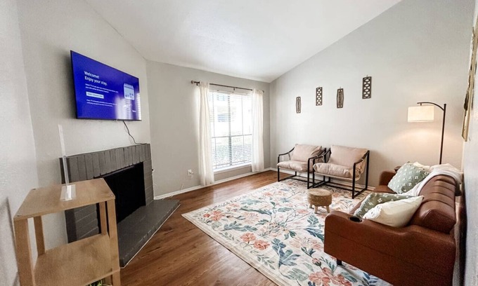 Barker Apartamento | Bright & Spacious Townhome - Near Parks & Dining
