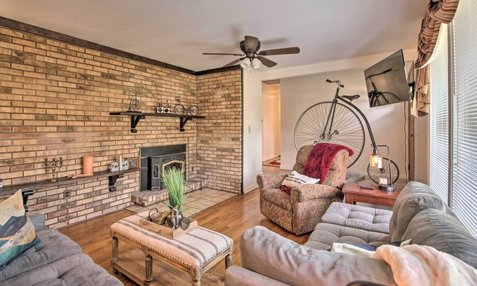Turners Casa | Bright Springfield Home: Walk to Nature Center!