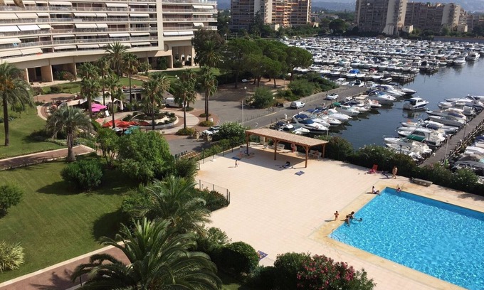 Mandelieu-La-Napoule Apartamento | Bright studio Cannes Marina, 2 guests, close to beach and shops.