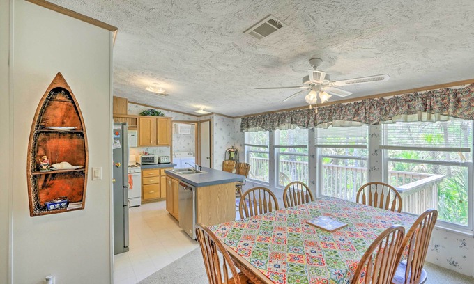 Steinhatchee Cabaña | Bright Steinhatchee Home: Proximity to Ocean!