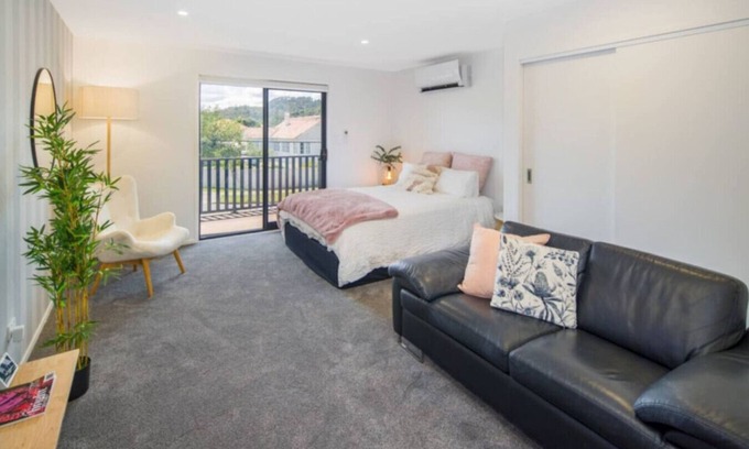 Lower Hutt Casa | Bright Studio Apartment on Macky Street
