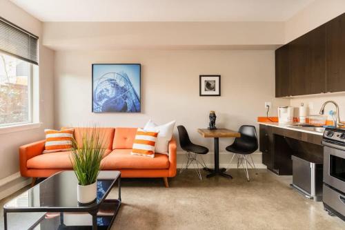 Belmont Apartamento | Bright Studio Apartment - Food Carts & Local Shops