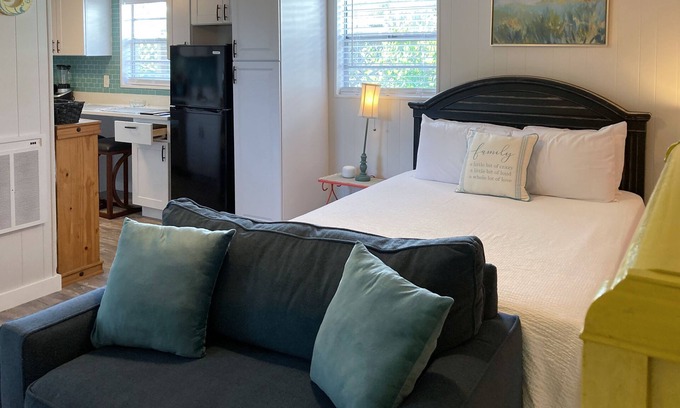 Kiska Beach Apartamento | Bright Studio with High-Speed WiFi, Full Kitchen, Firepit, and Partial AC