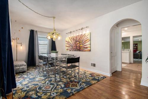Aksarben - Elmwood Park Casa | Bright & Stylish 4BR Spot - Close to Downtown Fun