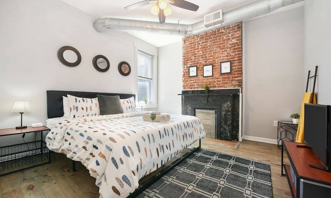 East Allegheny Apartamento | Bright & Stylish Apartment with King Bed & Parking