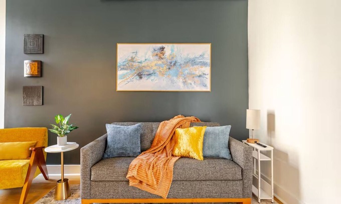 The Heights Apartamento | Bright & Stylish Brownstone Retreat Mins from NYC