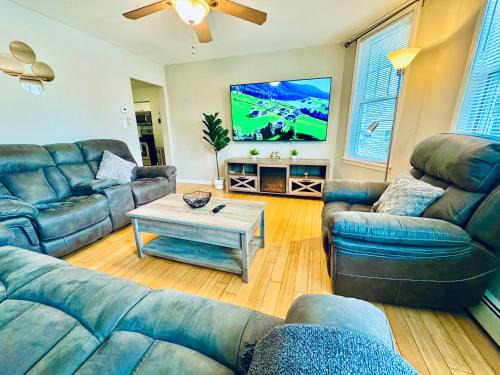 Haledon Casa | Bright, Stylish & Cozy 2Bed Unit w/Backyard & Grill Close to NYC!