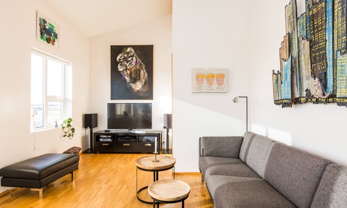 Stokkseyri Apartamento | Piso luminoso y elegante con arte moderno, gran balcón y bañera de hidromasaje. Familiar