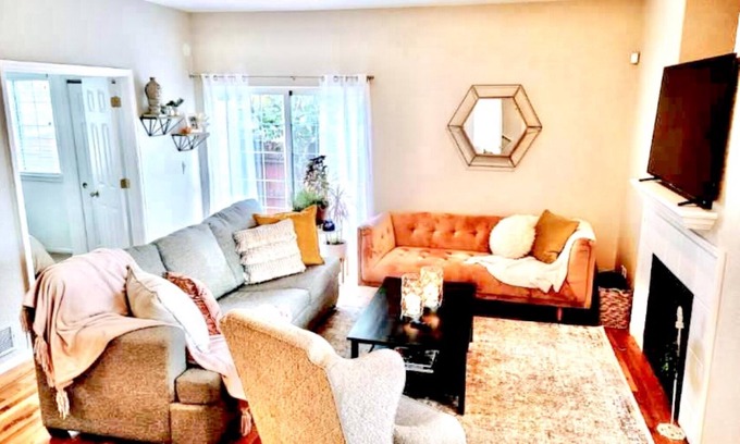Barths Casa | Bright & Stylish Home Away From Home w Spacious Bedrooms + Game Room