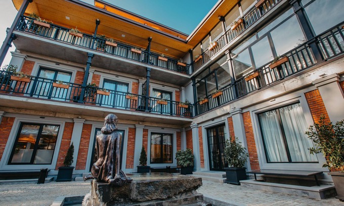 Telavi Hotel | Lugar elegante y luminoso con piscina, bar y restaurante.