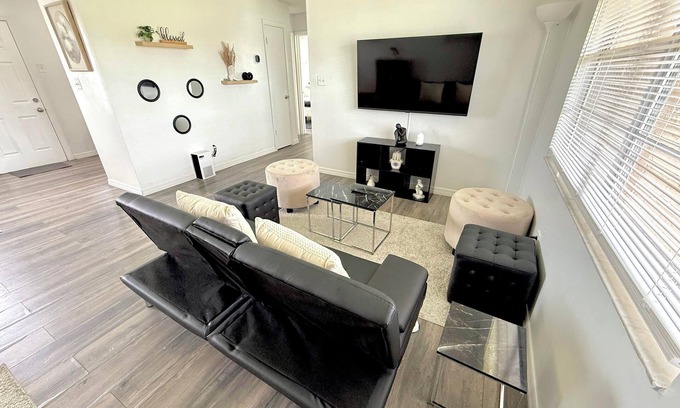 Buena Ventura Lakes Casa | Bright Stylish Retreat Close to Disney Parks & Univesal