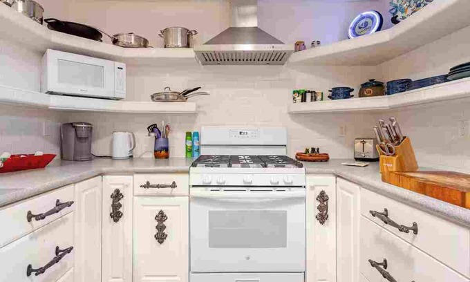 Agua Fria Casa | Bright & Stylish Studio – Full Kitchen, Living Room & Bedroom