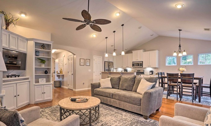 Lincolnville Casa | Bright Summerville Abode ~ 9 Mi to Water Park