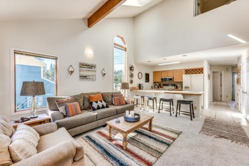 Cloudcroft Casa | Bright Townhome - 1 Mile to Downtown Cloudcroft