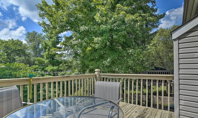 Gladstone Casa | Bright Townhome < 10 Mi to Dtwn Kansas City!