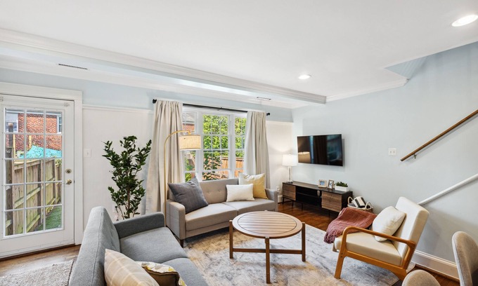 Potomac West Casa | Bright townhome in vibrant Del Rey 10mins to DC