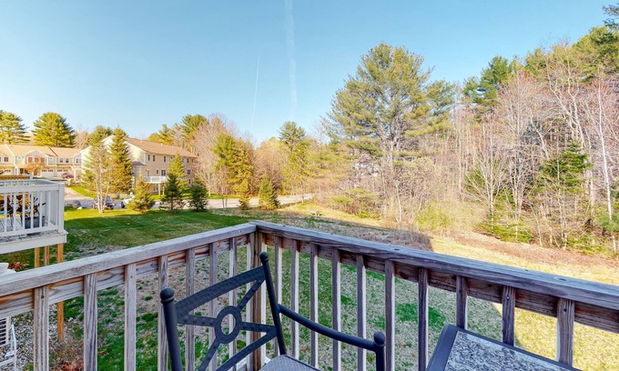 Freeport Casa | Bright townhome with private deck, full kitchen, WiFi, & washer/dryer