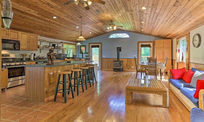 South Kortright Cabina | Bright Tucked-Away Cabin w/ Furnished Deck + Grill