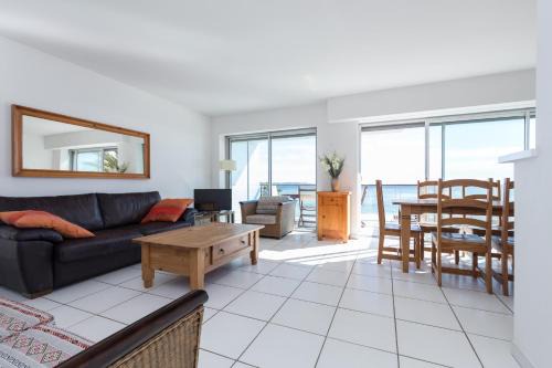 Pointe Croisette Apartamento | Bright two bedroomed apartment on the beach in Cannes with huge terrace with fabulous sea views - 2001
