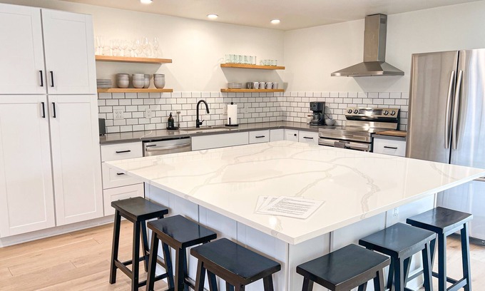 Harlow Casa | Bright & ultra clean family friendly home minutes from Autzen Stadium