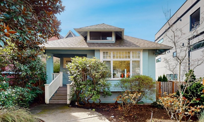 Green Lake Casa | Bright, updated duplex with rear garden & Green Lake around the corner