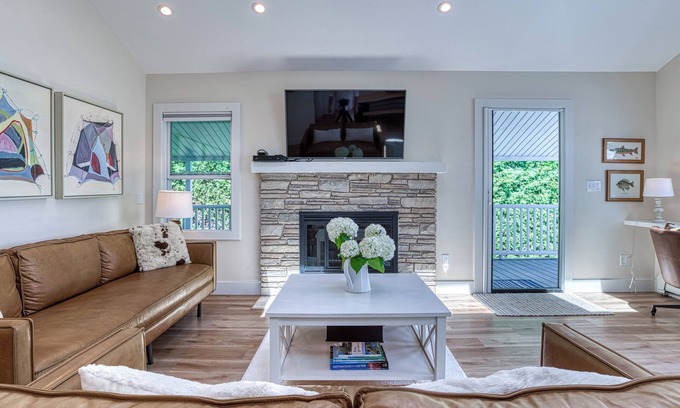 Petoskey Cabaña | Increíble Walloon Lake Cottage - Brillante, moderno, playa de arena y aire acondicionado!