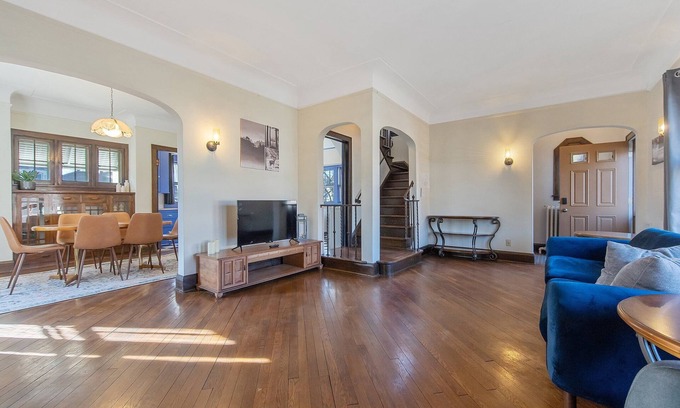 Carag Casa | Bright Uptown Home