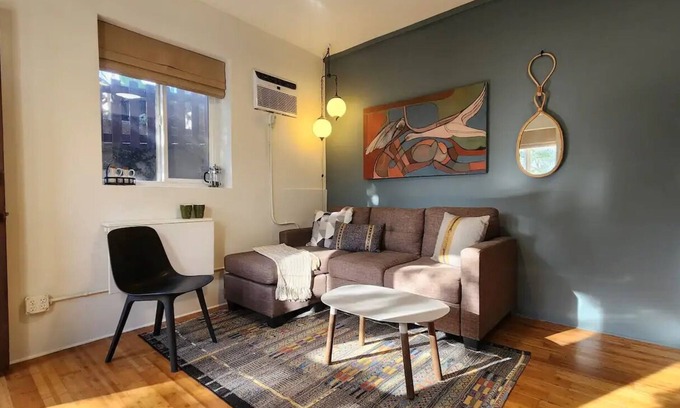 Elysian Heights Apartamento | Bright Urban Apartment + Large Patio