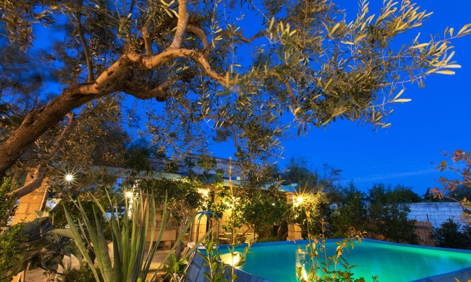 Torre Suda Villa | Villa luminosa con piscina rodeada de vegetación cerca del mar.