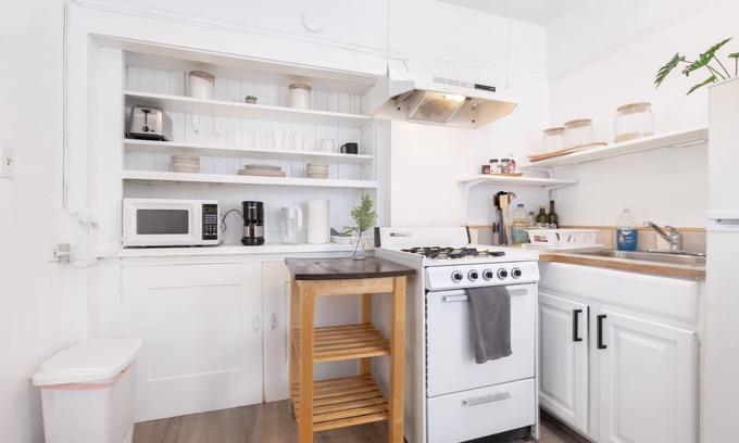 Adams Point Apartamento | Bright Vintage Oakland Studio