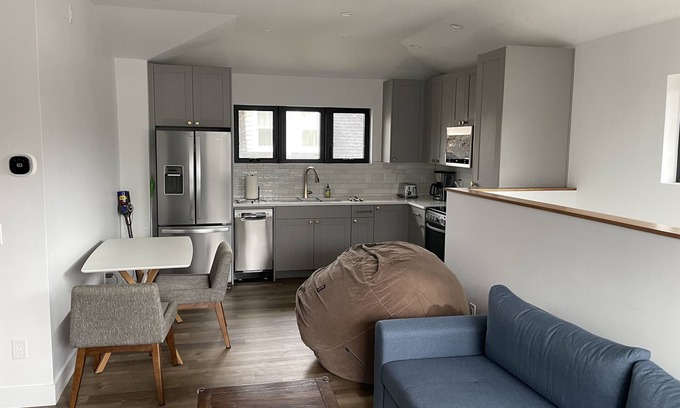 Berkeley Apartamento | Bright, Walkable City Guesthouse! Brand new construction with lake views!