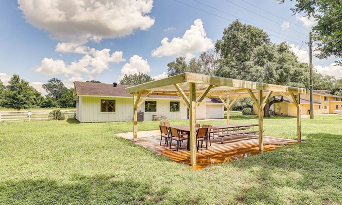 Simonton Cabaña | Bright Wallis Cottage w/ Pergola & Grill!