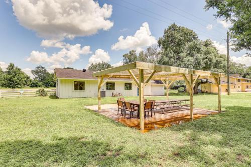Simonton Casa | Bright Wallis Cottage with Pergola and Grill!
