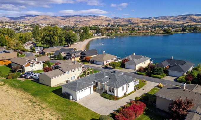 Wapato Point Casa | Bright Water Sunrise Home at Wapato Point Resort 5-bed Close to Sandy Beach/Pool