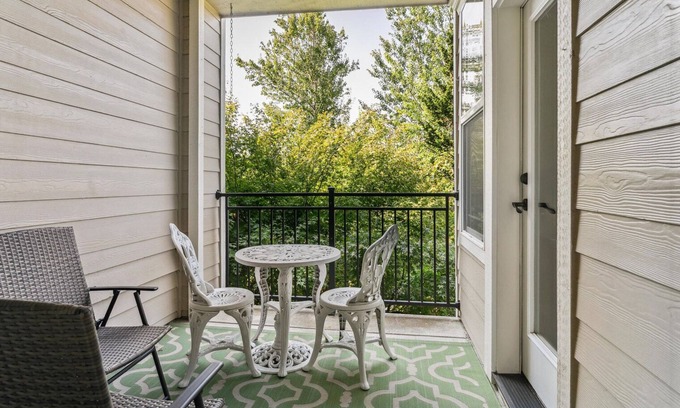 West Linn Casa | Bright West Linn 2BR w/ Free Parking & In-Unit W/D, by Blueground